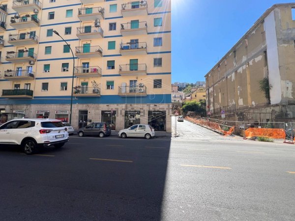 locale commerciale in affitto a Napoli in zona Fuorigrotta