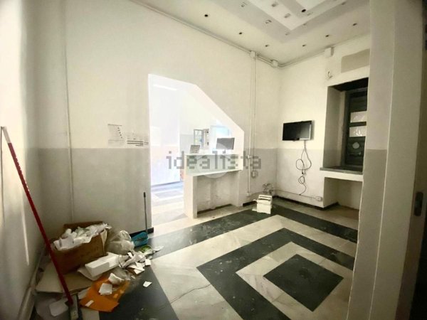 locale commerciale in affitto a Napoli in zona San Carlo all'Arena