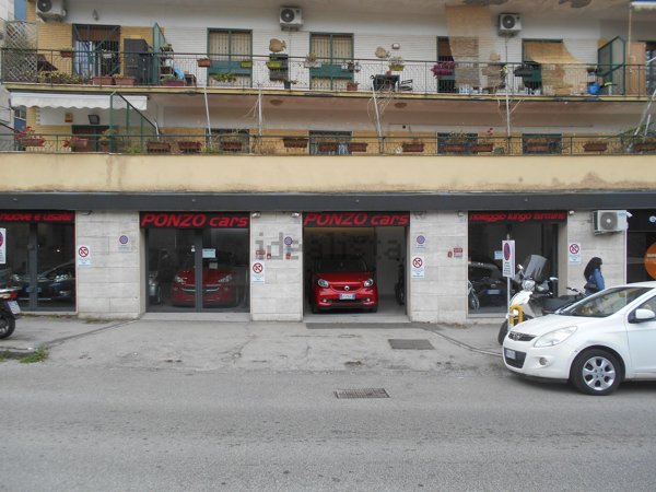 locale commerciale in affitto a Napoli in zona Vomero
