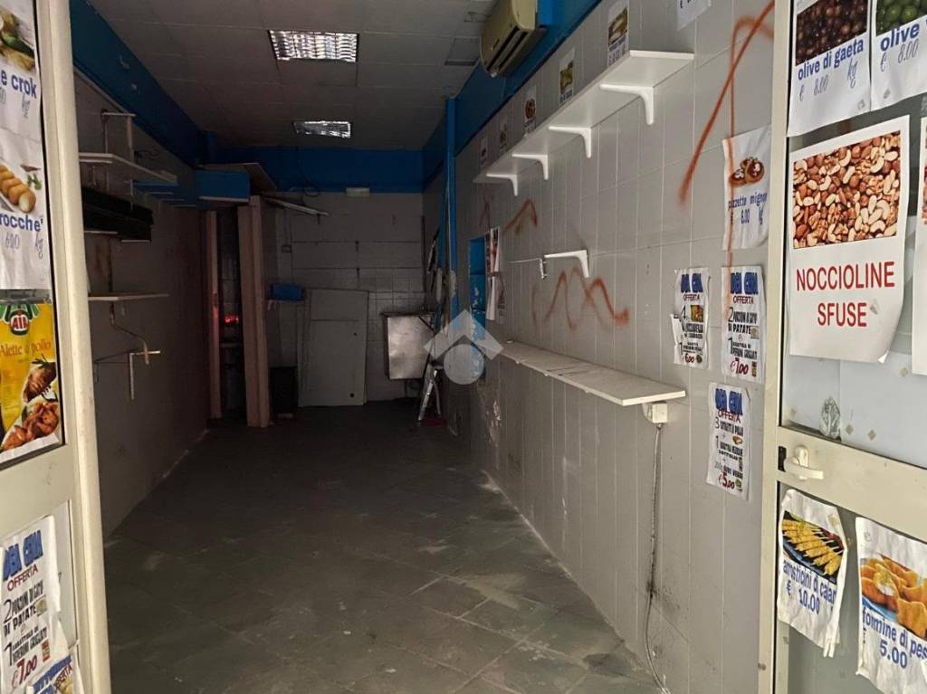 negozio in affitto a Napoli in zona San Ferdinando