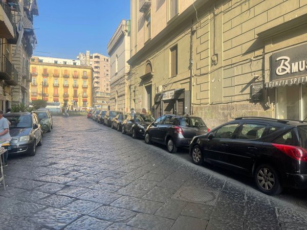 locale commerciale in affitto a Napoli in zona Pendino / San Giuseppe