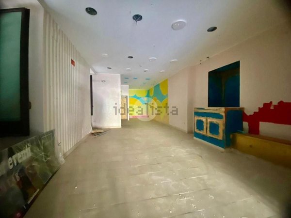 locale commerciale in affitto a Napoli in zona San Carlo all'Arena