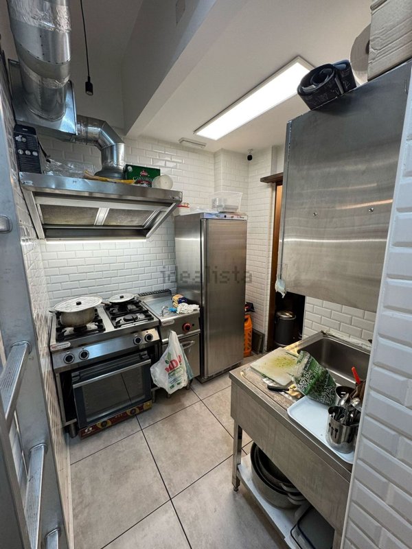 negozio in affitto a Napoli in zona Fuorigrotta