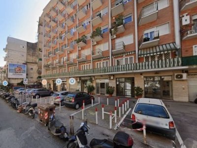 locale commerciale in affitto a Napoli in zona Vomero