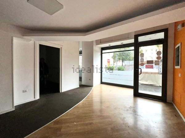 locale commerciale in affitto a Napoli