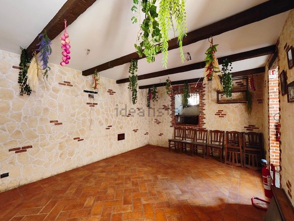 locale commerciale in affitto a Napoli in zona Vomero