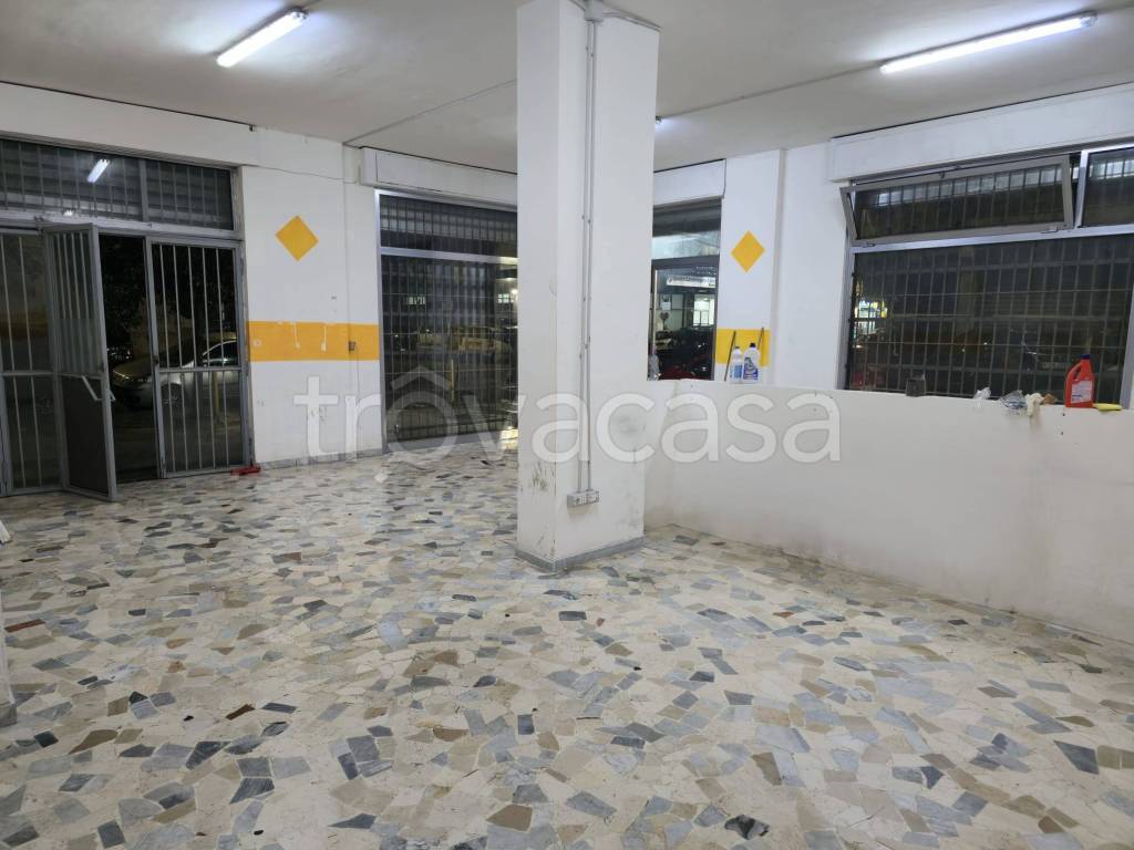 negozio in affitto a Napoli