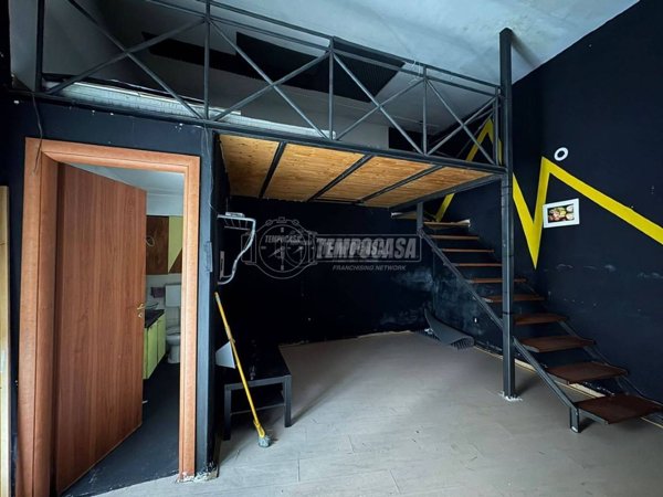 locale commerciale in affitto a Napoli in zona Arenella