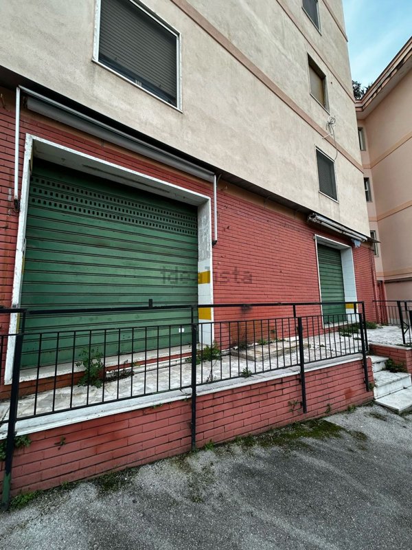 locale commerciale in affitto a Napoli in zona San Carlo all'Arena