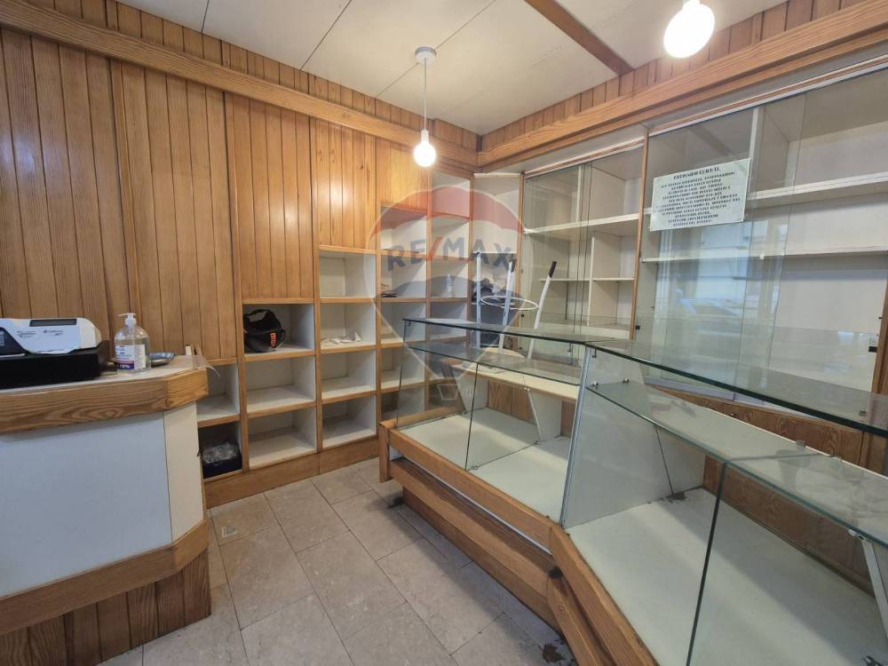 locale commerciale in affitto a Napoli in zona Vomero