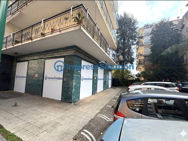 negozio in affitto a Napoli in zona Arenella