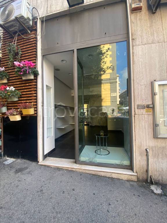 negozio in affitto a Napoli in zona Vomero