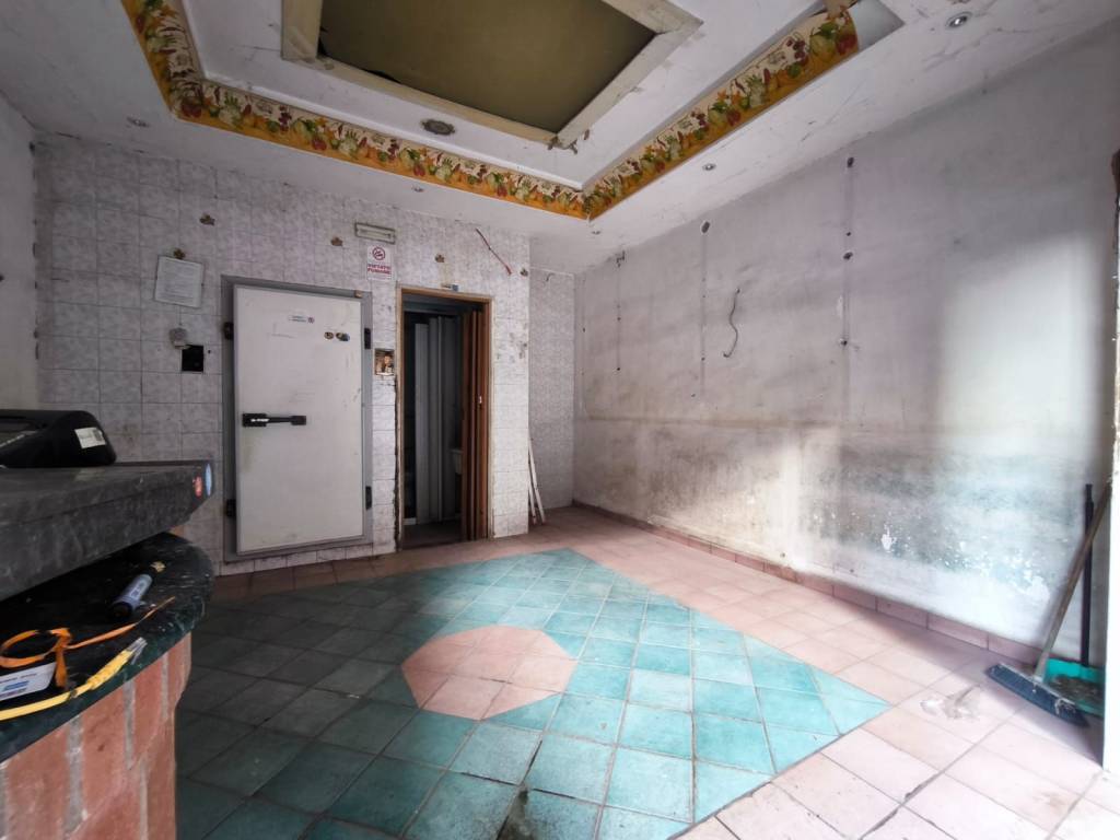 negozio in affitto a Napoli in zona Vomero