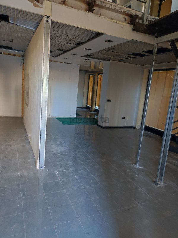 locale commerciale in affitto a Napoli