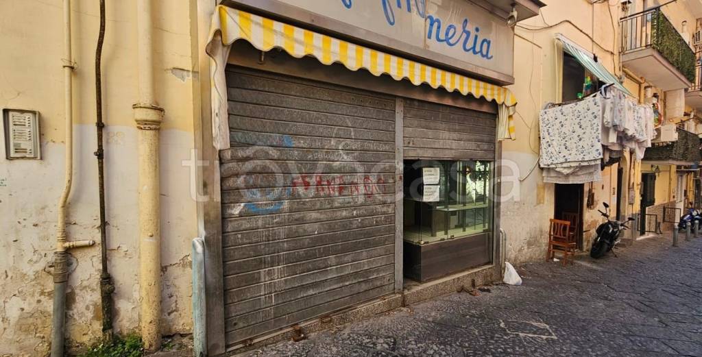 negozio in affitto a Napoli in zona Chiaia