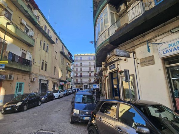 negozio in affitto a Napoli in zona Fuorigrotta
