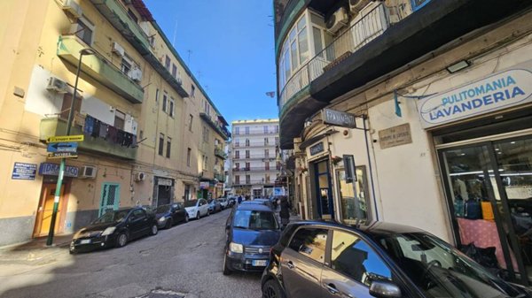negozio in affitto a Napoli in zona Fuorigrotta