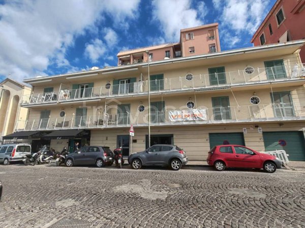 negozio in affitto a Napoli in zona Bagnoli