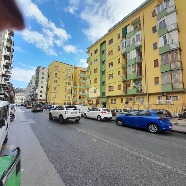 negozio in affitto a Napoli in zona Fuorigrotta