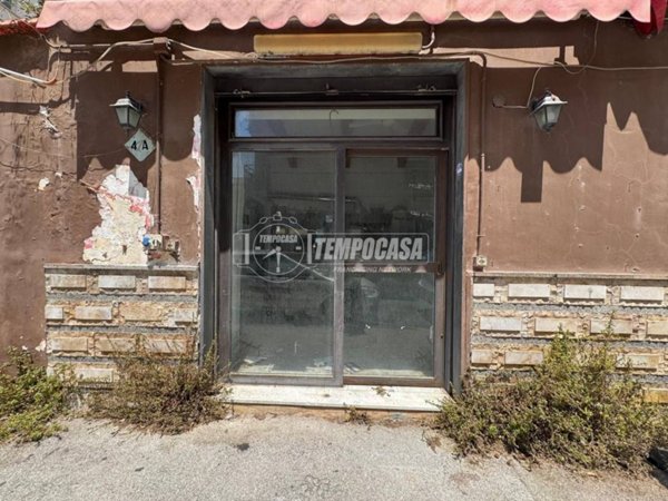 negozio in affitto a Napoli in zona Bagnoli