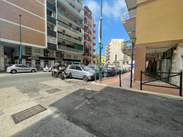 negozio in affitto a Napoli in zona Vomero