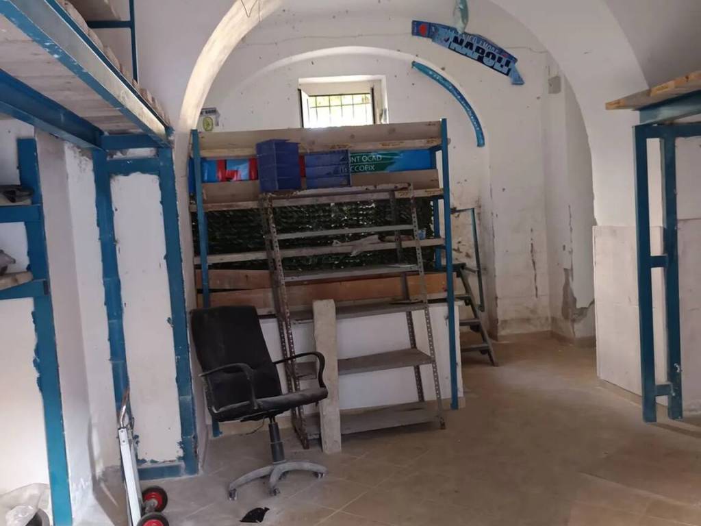 negozio in affitto a Napoli in zona Vomero