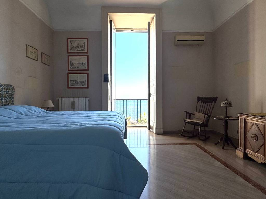 appartamento in affitto a Napoli in zona Chiaia