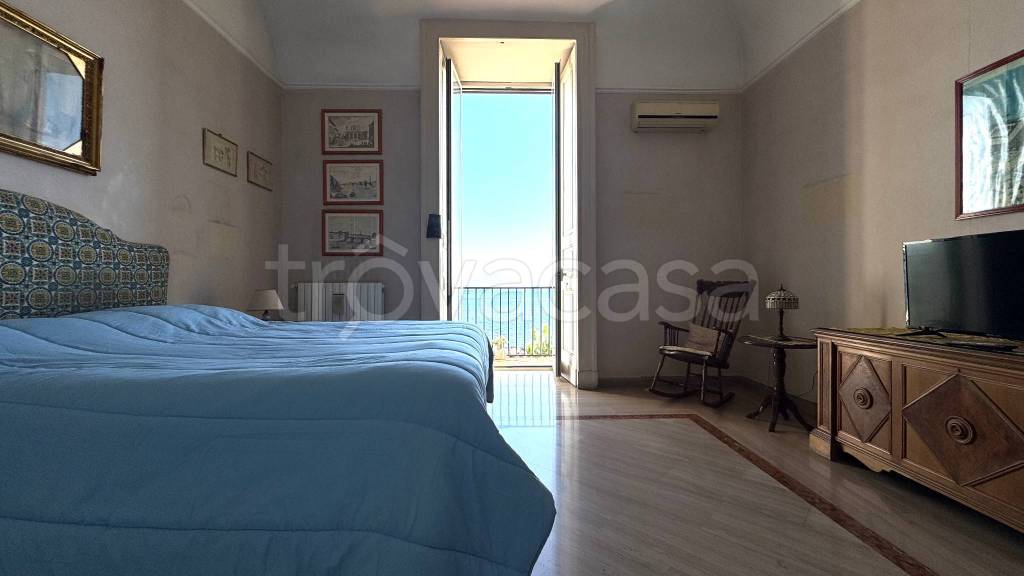 appartamento in affitto a Napoli in zona Chiaia