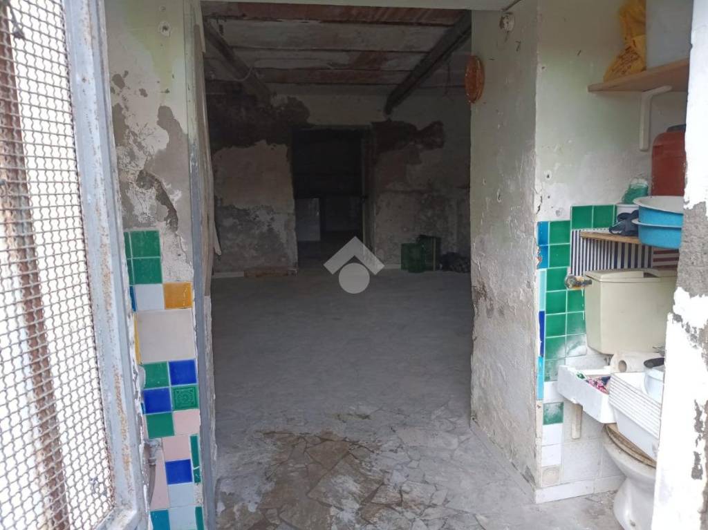 locale commerciale in affitto a Napoli in zona Chiaia