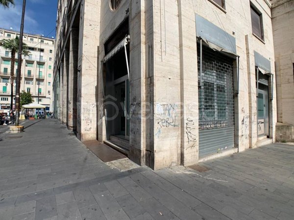 negozio in affitto a Napoli in zona Porto