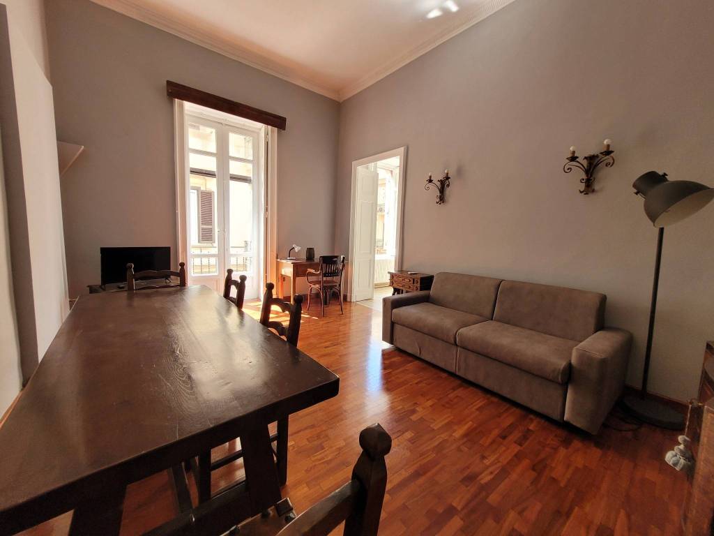 appartamento in affitto a Napoli in zona Chiaia