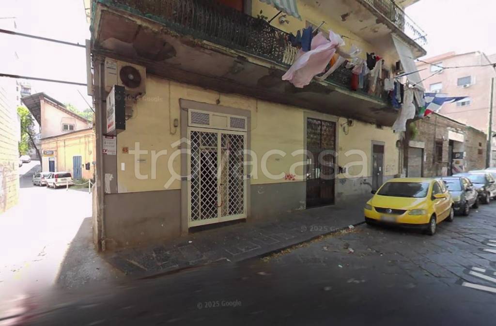 negozio in affitto a Napoli in zona San Carlo all'Arena