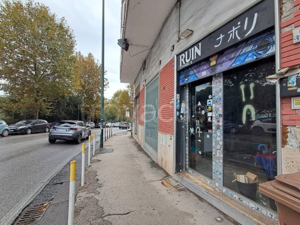 negozio in affitto a Napoli in zona Arenella