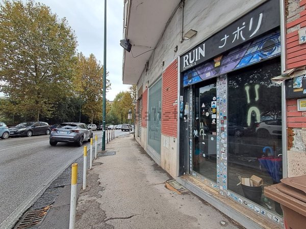 negozio in affitto a Napoli in zona Arenella
