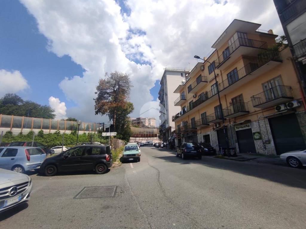 locale commerciale in affitto a Napoli in zona Vomero