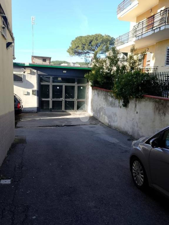 negozio in affitto a Napoli in zona Barra