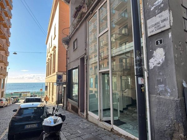 negozio in affitto a Napoli in zona Chiaia