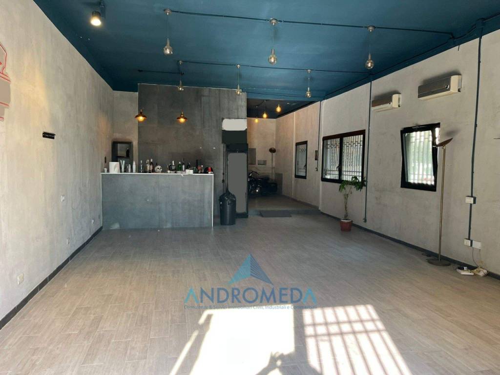 locale commerciale in affitto a Napoli in zona Bagnoli