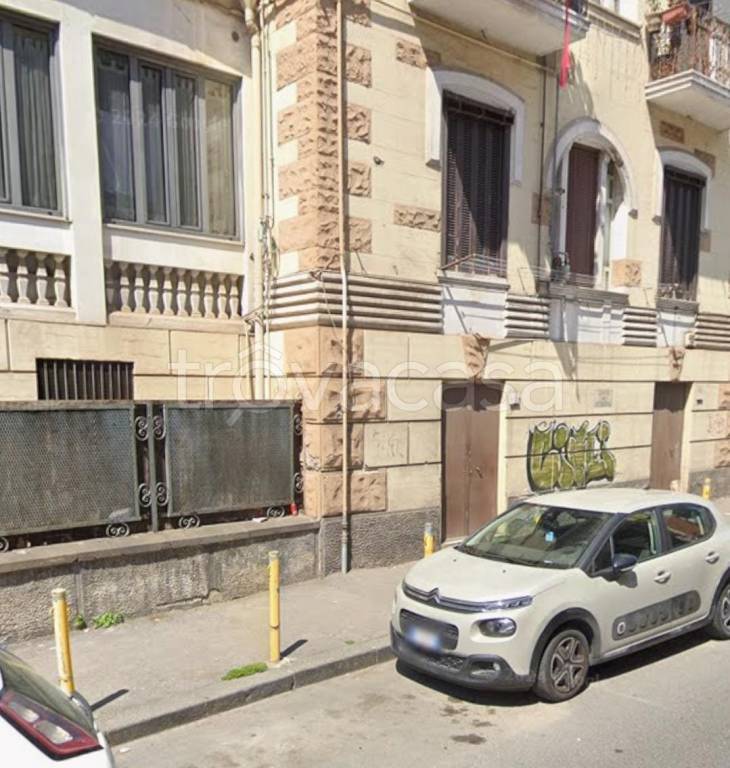 negozio in affitto a Napoli in zona Mercato