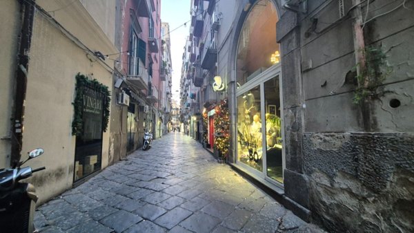 locale commerciale in affitto a Napoli in zona Chiaia