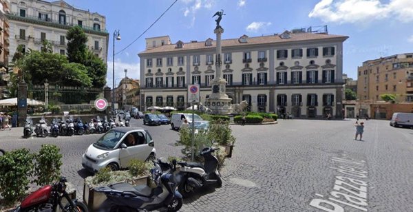 locale commerciale in affitto a Napoli in zona Chiaia