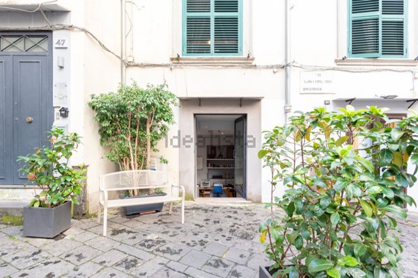 locale commerciale in affitto a Napoli in zona Chiaia