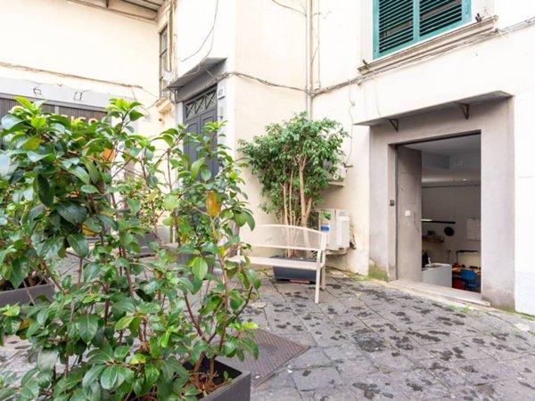 negozio in affitto a Napoli in zona Chiaia
