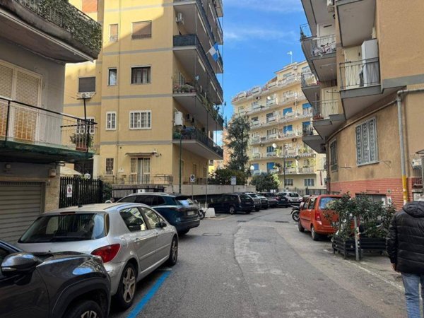 negozio in affitto a Napoli in zona Vomero