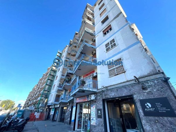 negozio in affitto a Napoli in zona Fuorigrotta