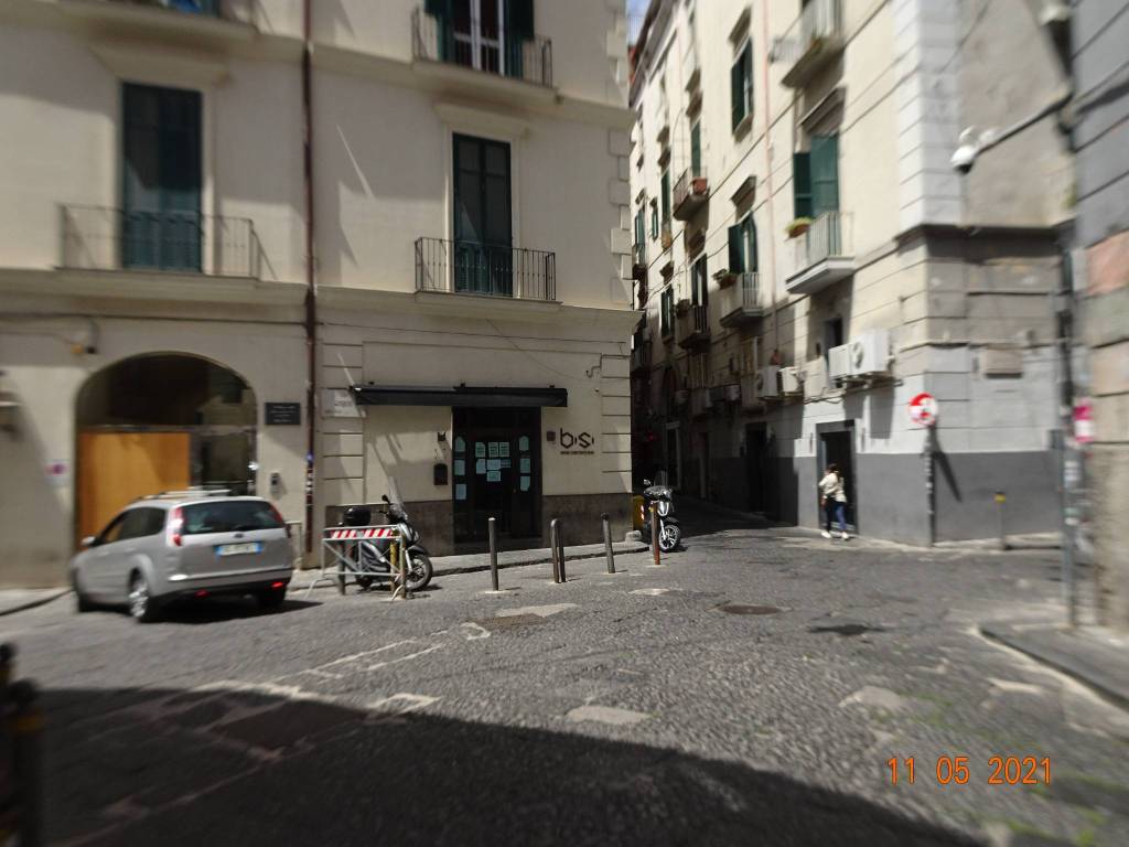 negozio in affitto a Napoli in zona Chiaia