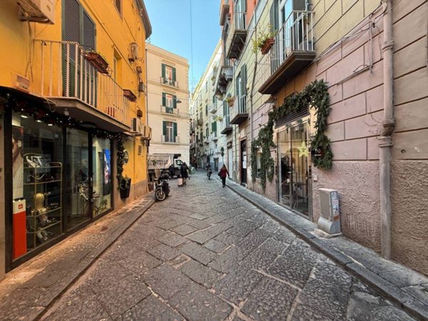 negozio in affitto a Napoli in zona Chiaia