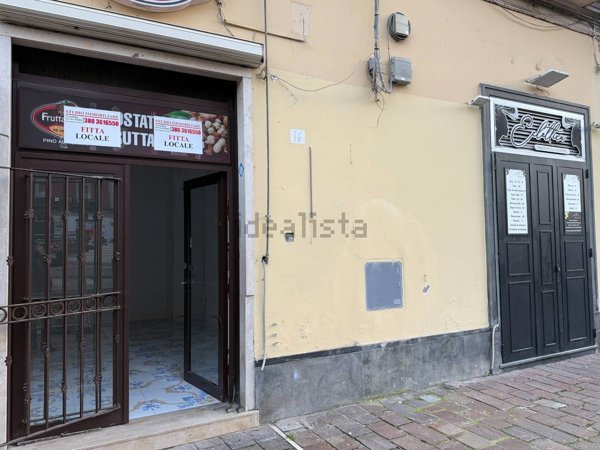 negozio in affitto a Napoli in zona Chiaia