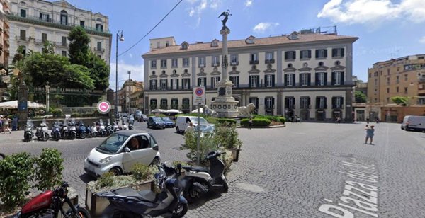 negozio in affitto a Napoli in zona Chiaia