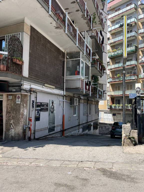 negozio in affitto a Napoli in zona Arenella
